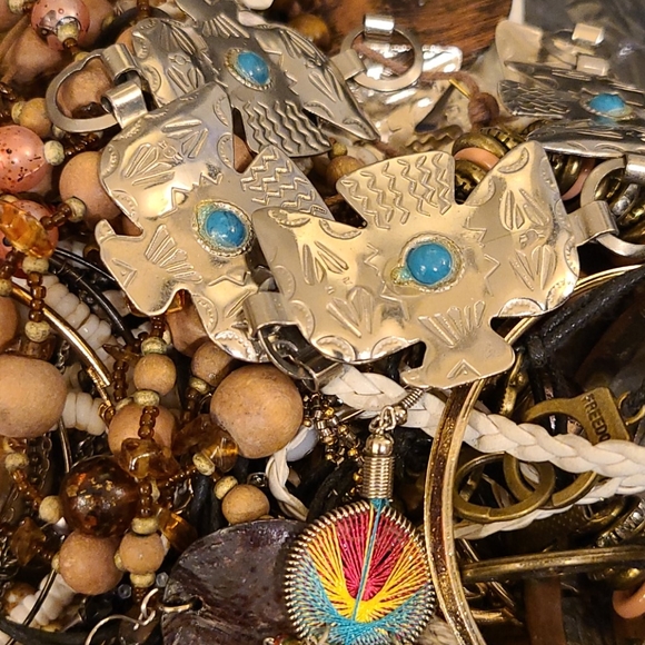 3 pounds of Bohemian, shells, beaded jewelry - Picture 5 of 6